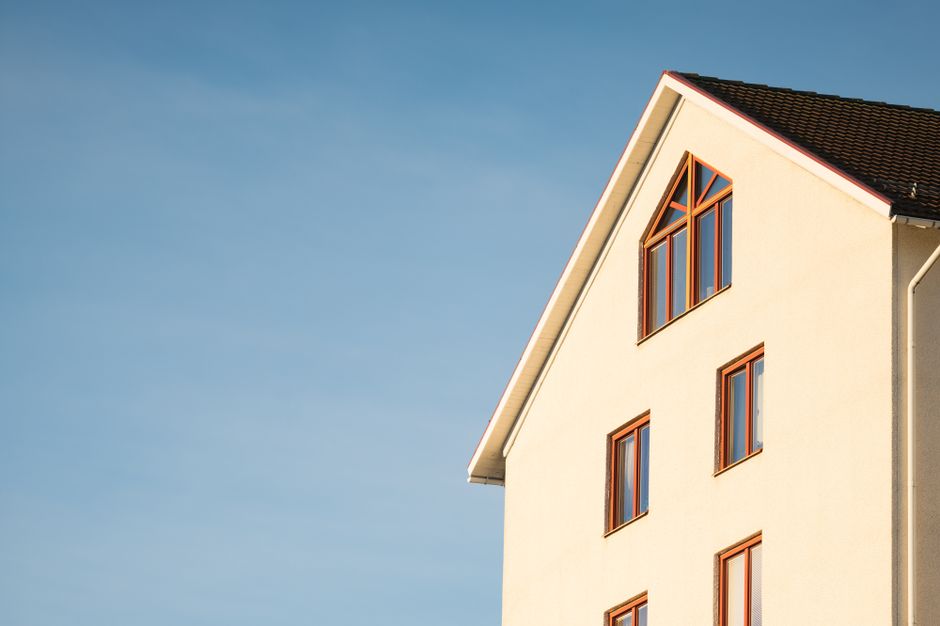 Minimalistička fasada moderne stambene zgrade