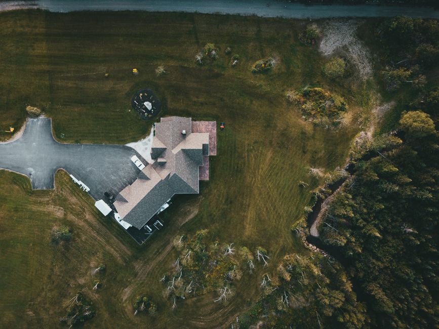Kuća okružena zelenilom